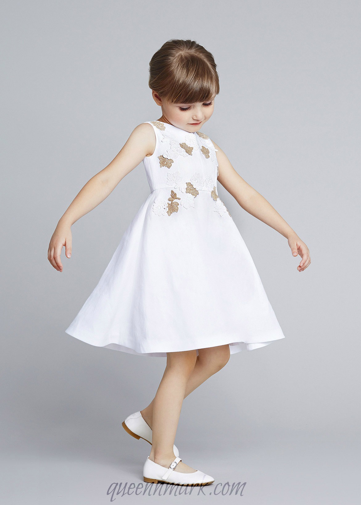 Девочка dolce. DG детские платья. Весенние белое платье для детей. Платье для девочки Дольче Габбана. Весеннее платье для девочки 4 года.