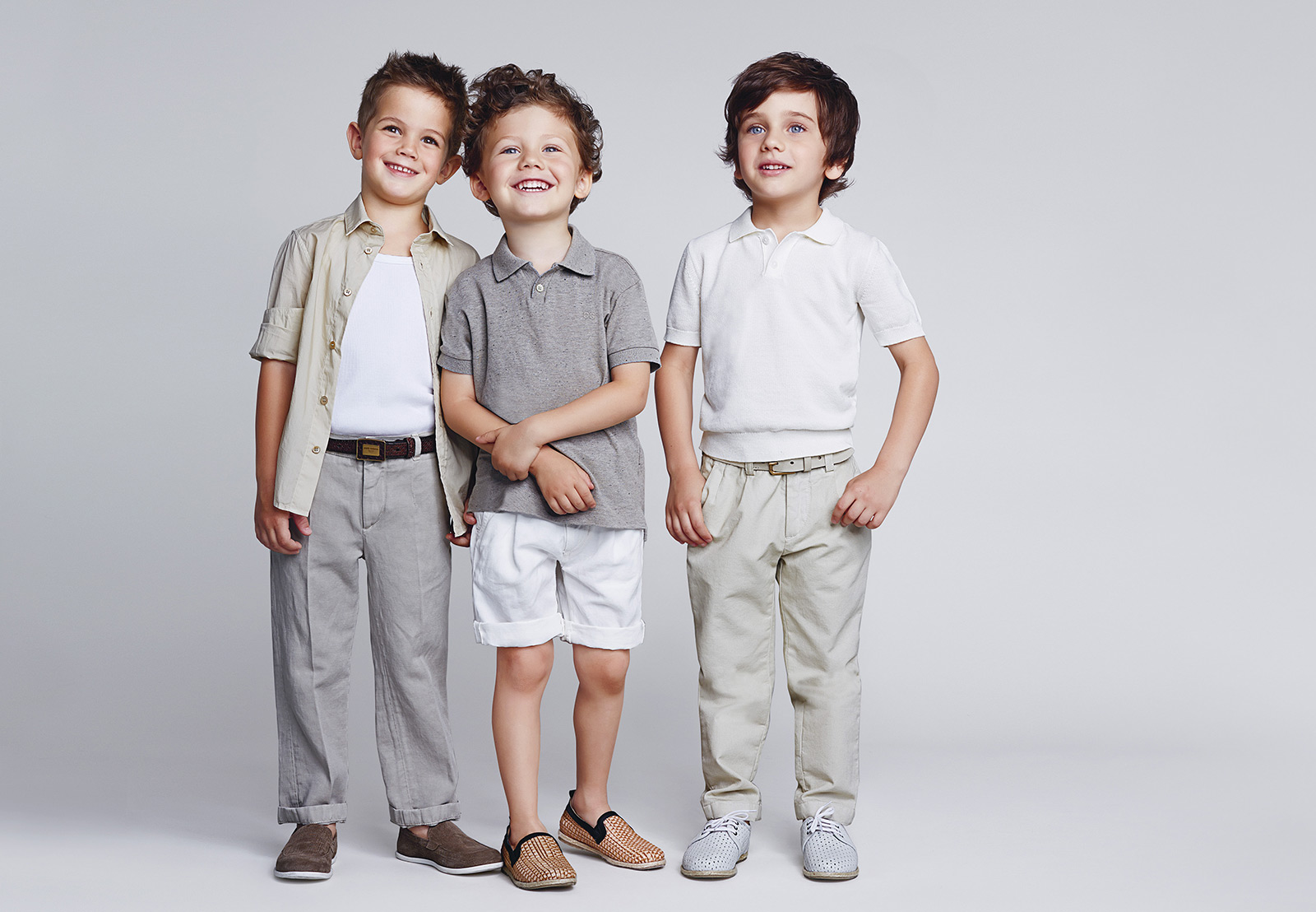 Группа из трех мальчиков. Стильная одежда для мальчиков. Модная детская одежда. Модные дети. Модная одежда для мальчиков.